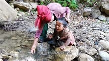 尼泊尔贫苦姐弟相依为命，急性子姐姐帮弟弟洗脸