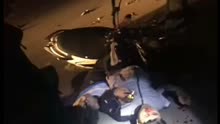 三个男孩晚上骑摩托车飙车，速度撞到天桥柱子上，当场死亡