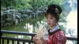 89电影版红楼梦, 宝钗扑蝶, 傅艺伟扮演的薛宝钗扮相真美。