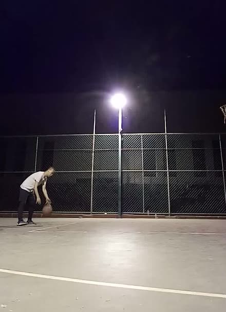 一个人夜晚篮球场图片图片