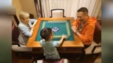 【爸爸去哪儿】花絮照曝光，Jasper边吸氧边陪外公外婆打麻将！