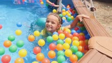 萝莉姐妹花在波波球游泳池玩得开心极了