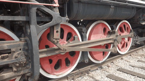高铁火车的轮子是铁的, 跑在钢轨道上, 为什么不会有火花产生?