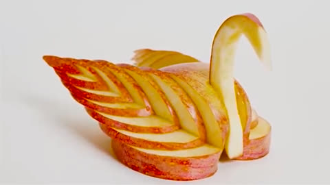 苹果雕刻施华洛世奇天鹅,苹果雕花就是这么简单