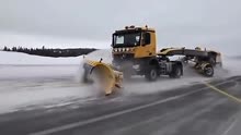暴雪的克星大型铲雪车迅速铲除路面上的冰雪，道路畅通