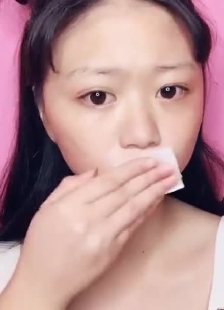 美女要卸妆了,卸完妆后变成丑女,这简直就是判若两人啊!