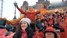 海外华人华侨在加拿大渥太华街头演唱《新年好》，庆祝欢乐春节！