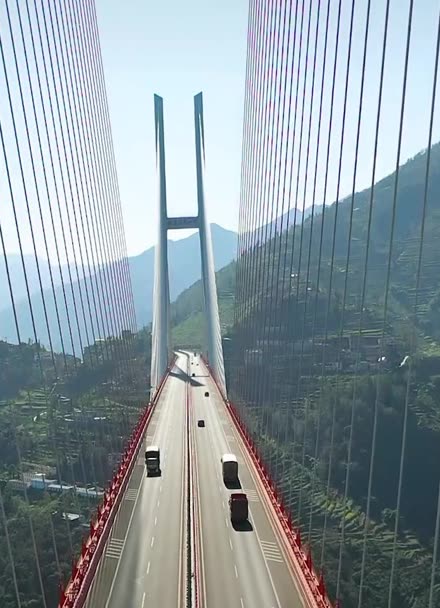 世界第一高橋北盤江大橋,橫跨雲貴兩省,全長1341.