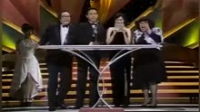 1992年金像奖颁奖典礼，“周星驰年”跟星爷开了个玩笑，他笑了！