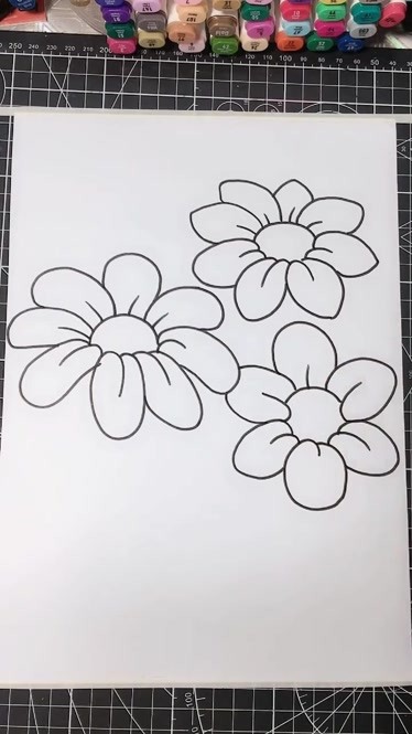 简笔画今天教你们画三朵漂亮的花谁能告诉我这是三朵什么花呢