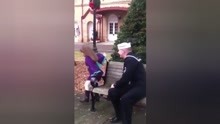 一位海军士兵退役回家，悄悄躲在女儿身后，...