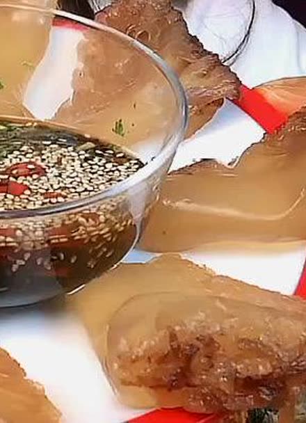 爽脆可口的海蜇爪,蘸上点秘制酱油,吃起来那叫一个鲜!