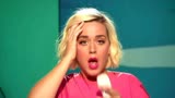 水果姐Katy Perry做客美国偶像总决赛电视首秀新单《Daisies》，这个视觉效果超棒的！给水果..