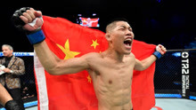 中国力量闪耀UFC赛场！李景亮首回合KO“阿根廷一哥”彭兹尼比奥