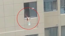 郑州一男子15楼窗外拉水绳子断裂 ，水桶径直落地砸到单元门前