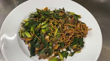 日本中華料理從挑大蒜開始的蒜葉回鍋肉炒麵