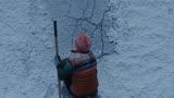 男孩野外游玩不慎掉进冰窟，消防员舍身相救《孤星》美剧解说