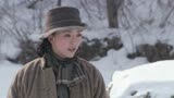 草根王：男子蹲守在冰窟窿前，把女子一把抱到一边，竟是怕吓到鱼