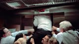 男人想要爬出电梯，突然身体被卡住，恐怖电影《电梯惊魂》