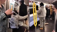 奇葩行为！美国男子将女模特带进地铁，不服管教后当众将其砸碎