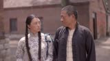老农民：见小伙有难，女孩果断出手相助，实在是热心