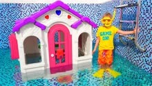 童年趣事：建造一个水下泳池儿童屋，尼基和弗莱德假装在玩潜水!