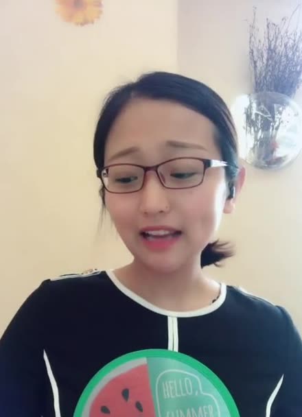西瓜妹演绎花桥流水娇羞表情很到位