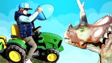 萌宝乐园：在恐龙公园里，提姆科骑着拖拉机寻找恐龙蛋
