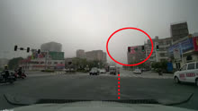 左转亮红灯时，车辆驶出停在中心线上，是否算闯红灯？