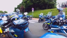 上百辆蓝色摩托车队亮相法国街头！场面真的刺激