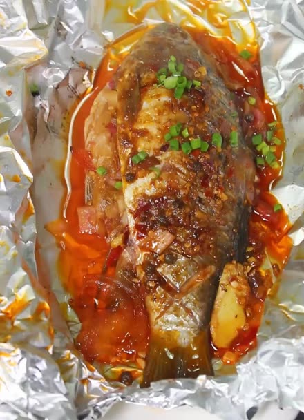 锡纸烤鲫鱼是烧烤的一道菜品,麻辣鲜香,肉质细嫩
