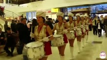 俄罗斯商场里的女子鼓乐队，女孩们的表演太美了