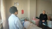 内科王美玲主任忙碌的身影，和住院部医师探讨治疗方案，查房探望