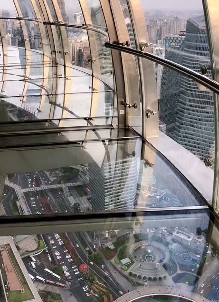 东方明珠259米透明悬空观光廊