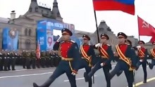 莫斯科红场胜利日阅兵式，仪仗队持俄国旗，胜利旗进场