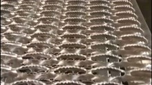 不锈钢鳄鱼嘴钢板网脚踏网产品展示