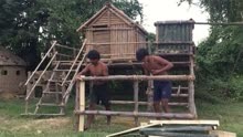 柬埔寨兄弟穷得买不起砖瓦，只好用竹木手艺，分钱不花盖出小竹楼