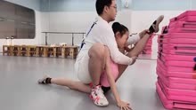 舞蹈生被老师强制开腿270度，练习高难度一字马，痛感超乎想象