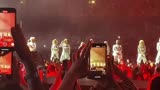 「老歌新唱」局长 Beyoncé 在最新的斯德哥尔摩启程演唱会首站上表演了「Formation / Diva / Run the World (Girls）」曲目串烧，近景饭拍曝光：