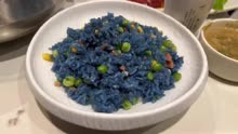 蓝色是最让人没食欲的颜色？梵高星空炒饭你见过吗？太离谱了！