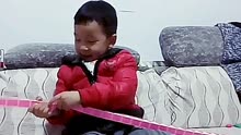 五岁的小男孩王凯博拼72节魔尺大陀螺