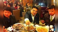 看看马云和王健林一个人吃饭的场景，简直是一个天一个地!