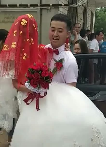 新郎抱新娘上车图片
