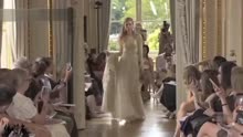 法国巴黎时装秀-透明长裙加V领蕾丝上衣显高贵