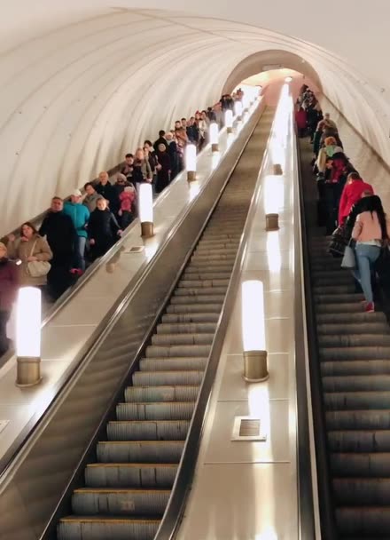 莫斯科地铁站,好深好长的电梯我发现上下电梯的人都是往右边靠的