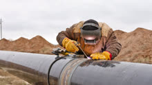 石油天然气管道焊接，对焊工技术要求极高，年薪20万一点不夸张！