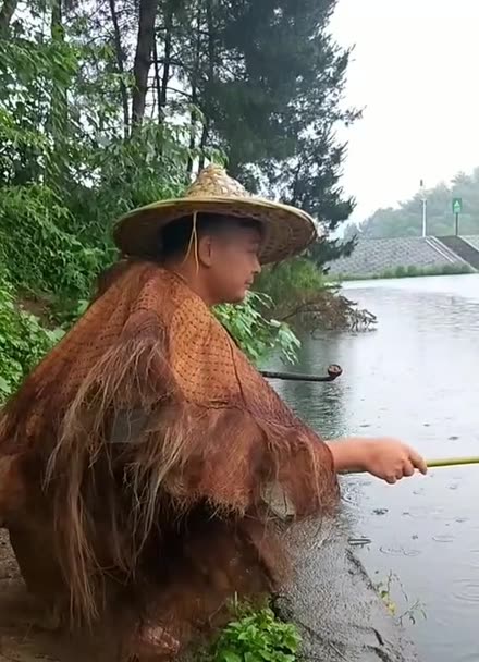 頭戴斗笠身穿蓑衣腳穿草靴獨釣寒江雨釣魚