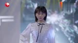 第二次也很美：走秀摔倒？安安一点都不慌，赢得全场的注目！