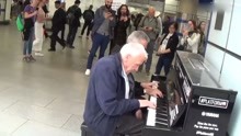 一位老人孤单的在路边弹钢琴，魔法突然就发生了！_超清