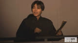 王俊凯毕业大戏！王俊凯在北电2017级本科戏剧班毕业大戏《大宅门》中扮演说书人一角，以长大褂造型亮相，台词字正腔圆。
